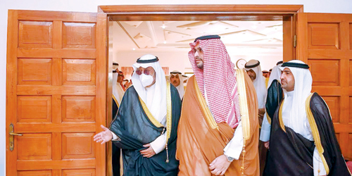 الأمير تركي بن محمد ينقل تعازي القيادة في وفاة الشيخ مبارك الصباح 