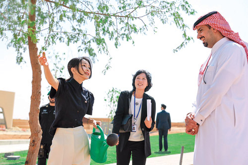 حرم الرئيس الكوري تغرس شجرة في مدينة الرياض 