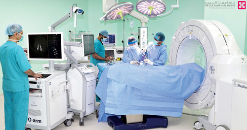 مجمع الدكتور سليمان الحبيب بالعليا يعيد الحركة لـ«ثمانيني» مقعد بجراحة معقدة 