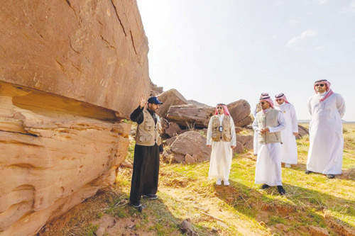 نائب أمير منطقة حائل يزور المواقع الأثرية في محافظة الحائط 