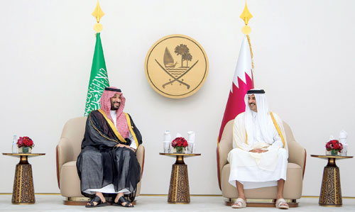 أمير قطر في مقدمة مستقبلي ولي العهد لدى وصوله الدوحة 