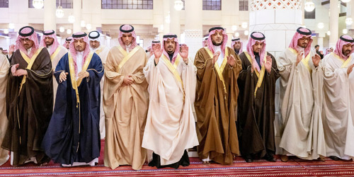 أمير منطقة الرياض يؤدي صلاة الميت على الأمير بندر بن محمد 