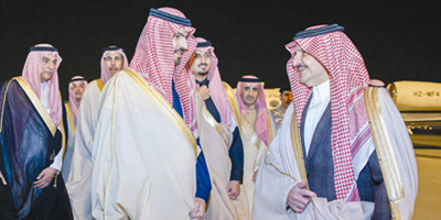 أمير المنطقة الشرقية يستقبل نائبه في مطار قاعدة الملك عبدالعزيز بالظهران 