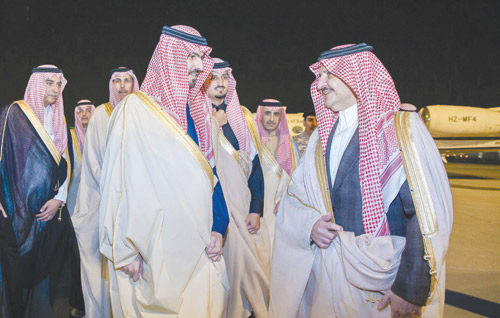 أمير المنطقة الشرقية يستقبل نائبه في مطار قاعدة الملك عبدالعزيز بالظهران 