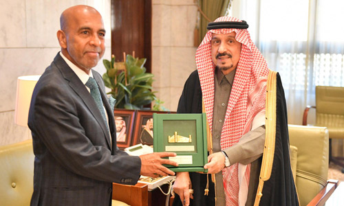  أمير منطقة الرياض خلال استقباله سفير سريلانكا