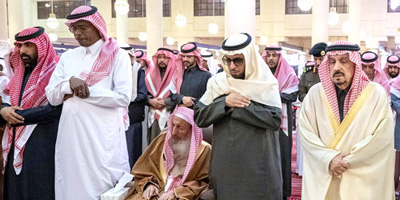 أمير منطقة الرياض يؤدي الصلاة على الشيخ منصور آل مزيد 