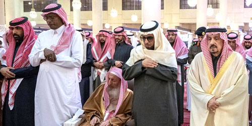 أمير منطقة الرياض يؤدي الصلاة على الفقيد