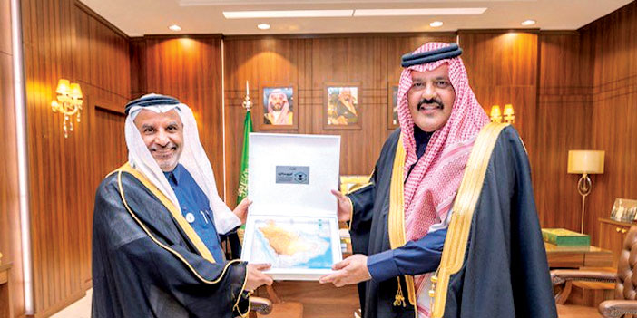 أمير منطقة حائل يتسلّم هدية تذكارية من رئيس الهيئة العامة للمساحة والمعلومات الجيومكانية