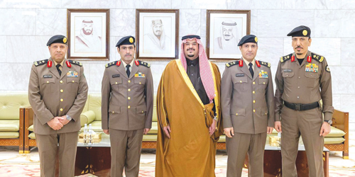  نائب أمير منطقة الرياض مستقبلاً عدداً من الضباط