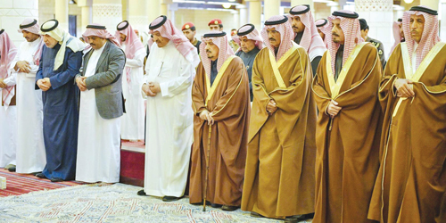 فيصل بن بندر  يؤدي الصلاة على الأمير تركي بن عبدالله بن ناصر 
