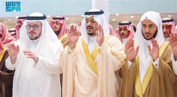 نائب أمير منطقة الرياض يؤدي الصلاة على الشيخ عبدالله القصير 
