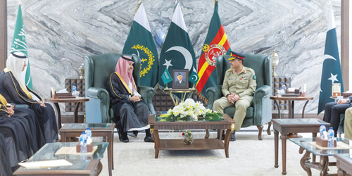 وزير الخارجية ووفد المملكة يلتقون رئيس أركان الجيش الباكستاني 