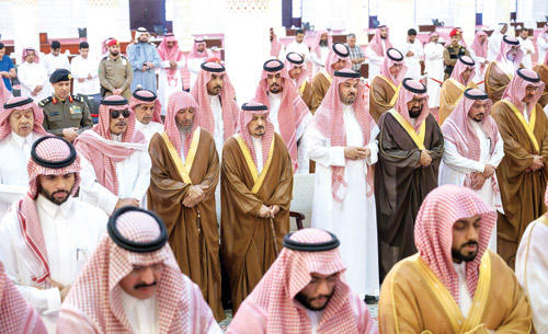 أمير منطقة الرياض يؤدي الصلاة على الأمير منصور بن بدر بن سعود 