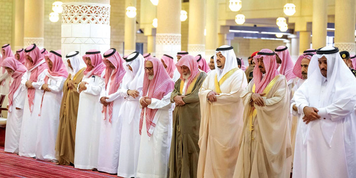 نائب أمير منطقة الرياض يؤدي الصلاة على عبداللطيف آل الشيخ