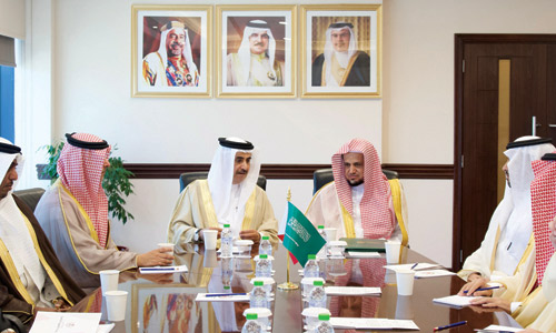 النائب العام يلتقي نظيره البحريني في المنامة 