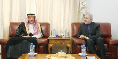 نيابة عن وزير الخارجية.. في زيارة لمقر السفارة في الرياض 