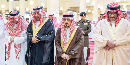 أمير منطقة الرياض يؤدي الصلاة على الأمير سعود بن عبدالعزيز بن محمد 