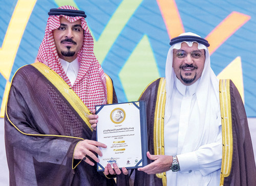 أمير القصيم يسلم جائزة الأمير بندر بن سلطان للأمير مشعل بن سلطان