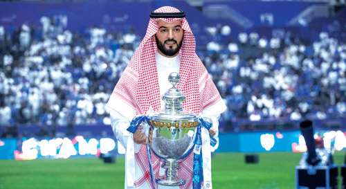 ابن نافل.. الرئيس الذهبي للهلال بـ(10) ألقاب 