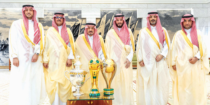 صورة جماعية لأمير منطقة الرياض مع الإدارة الهلالية وأمامهم الثلاثية التاريخية