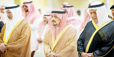 أمير منطقة الرياض يؤدي الصلاة على والدتي الأمير منصور بن سعود والأمير خالد بن عبدالله 