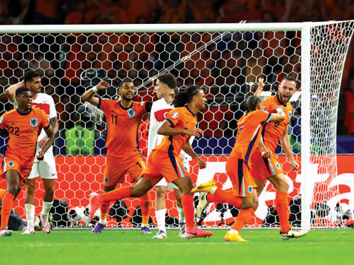 هولندا هزمت تركيا 2-1 وتأهلت لنصف النهائي