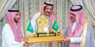 الأمير حسام بن سعود يُكرم مؤسس جائزة الباحة للإبداع والتميز الأمير مشاري بن سعود 