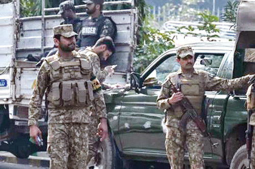 باكستان.. 18 قتيلاً في هجوم انتحاري على قاعدة عسكرية 