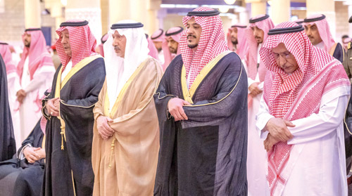 نائب أمير منطقة الرياض يؤدي الصلاة على الأمير ناصر بن فهد آل فرحان 