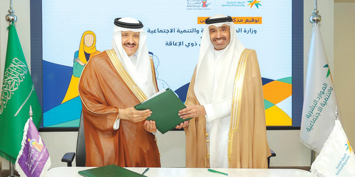 الأمير سلطان بن سلمان ووزير الموارد البشرية بعد توقيع المذكرة