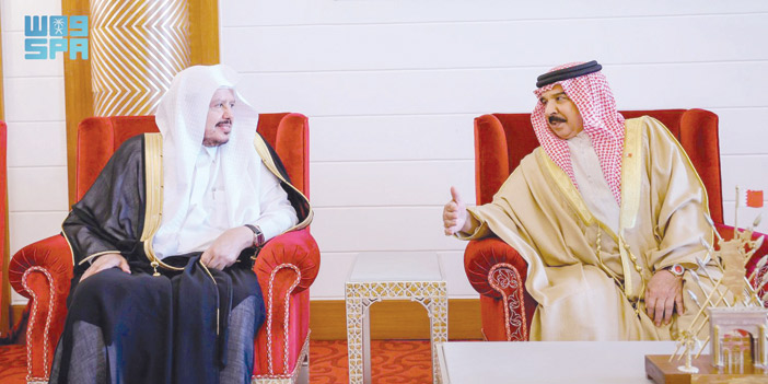 ملك البحرين خلال استقباله رئيس مجلس الشورى