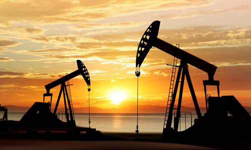 النفط يستقر وسط توقعات بوفرة الإمدادات وضعف الطلب 