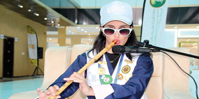 عازفة ناي «كفيفة»  تُبهر زوار مهرجان العسل في الباحة 
