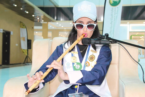 عازفة ناي «كفيفة»  تُبهر زوار مهرجان العسل في الباحة 