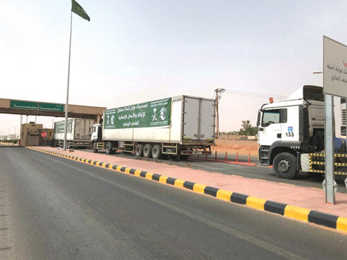 294 شاحنة إغاثية تعبر منفذ الوديعة متوجهة إلى اليمن 