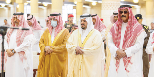 نائب أمير منطقة الرياض يؤدي الصلاة على والدة الأمير بندر بن خالد بن عبدالله 