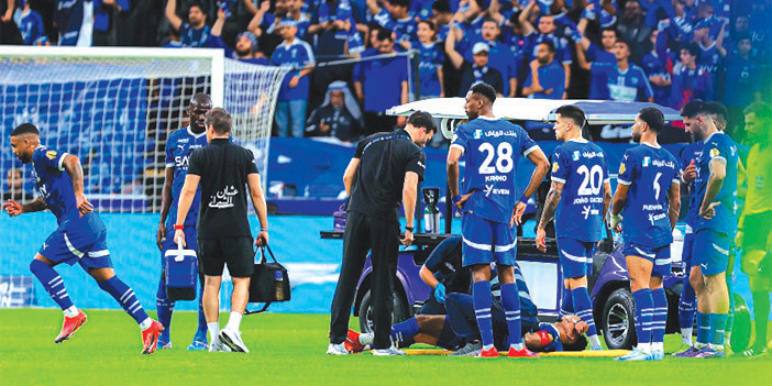 لاعبو الهلال يتحلقون حول سالم بعد إصابته